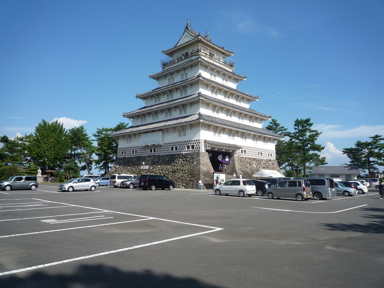 秋晴れに映える島原城